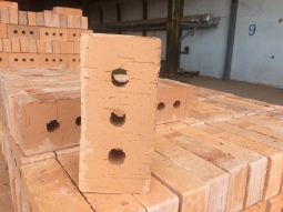 Кирпич рядовой керамический полнотелый одинарный с тех.пустотами М 150